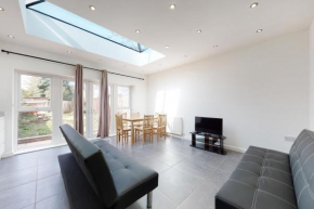 Spacious 2 bedroom flat with garden in Wood Green